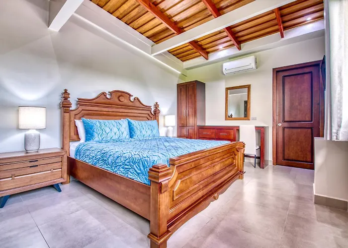 Castillo Colonial - By Pura *